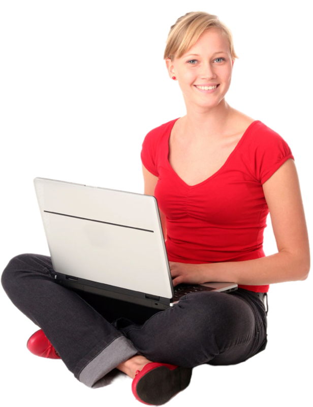 Contact Een persoon met kort blond haar, gekleed in een rood shirt en een zwarte broek, zit met gekruiste benen achter een laptop en lacht naar de camera.