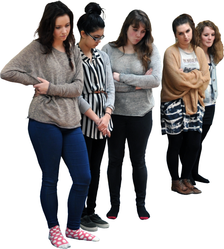 Vijf studentes kijken wat bezorgd omdat ze beseffen dat ze straf op hun blote billen gaan krijgen.