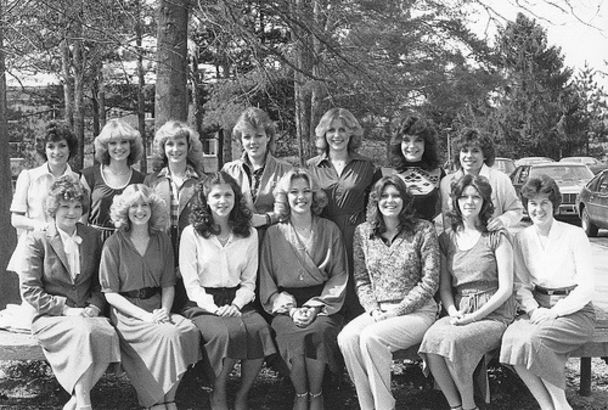 Deze dames waren studenten aan een Amerikaanse universiteit en lid van een Sorority. In zo'n sorority was billenkoek toen volkomen normaal en geaccepteerd. Dezee meisjes kregen vaak en hard op hun billen. Dat hoorde toen bij hun studentenleven en dat was de voortzetting van hoe het was op de High School. De meeste meisjes hadden in hun jeugd en tijdens hun schooltijd ook we van een docent of een sportcoach op hun billen gehad. En van hun ouders natuurlijk.