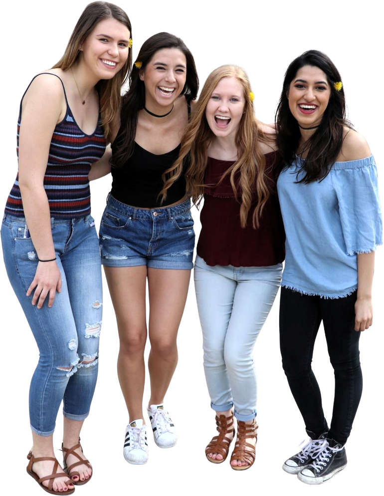 Vier studentes staan bij elkaar en dragen casual zomeroutfits.