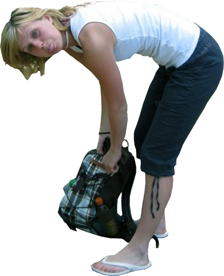 6214_008bbewerkt Een persoon die een wit mouwloos topje en een zwarte korte broek draagt, is voorovergebogen en houdt een geruite rugzak vast. Ze steken hun tong uit en dragen witte slippers.