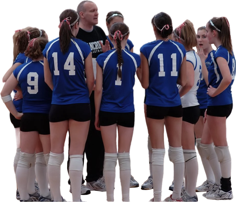 Een volleybalteam in blauwe truien met witte cijfers verzamelt zich tijdens een pauze rond een coach.