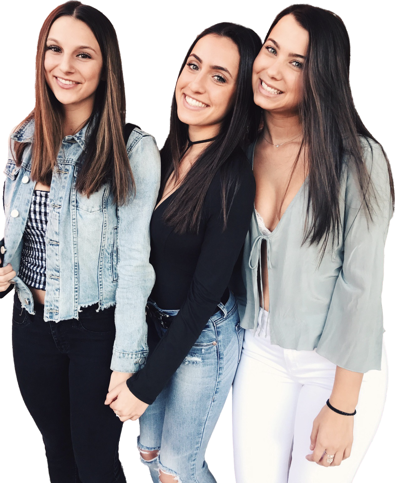 Drie glimlachende vrouwen staan dicht bij elkaar en dragen casual outfits: een spijkerjasje, een zwart topje en een groene blouse. Ze poseren voor de camera tegen een effen achtergrond.