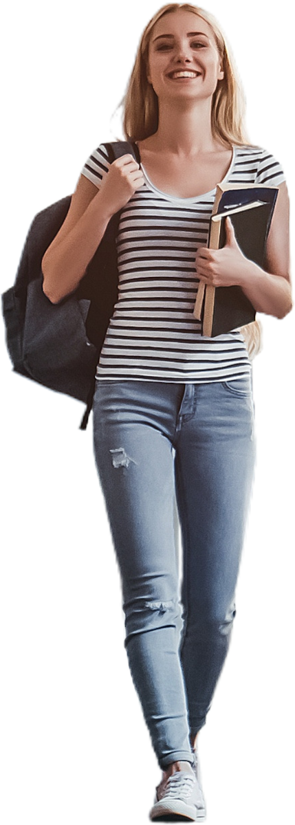blije-lopende-studente Een persoon met lang haar, gekleed in een gestreept shirt en een spijkerbroek, loopt terwijl hij boeken en een rugzak vasthoudt.