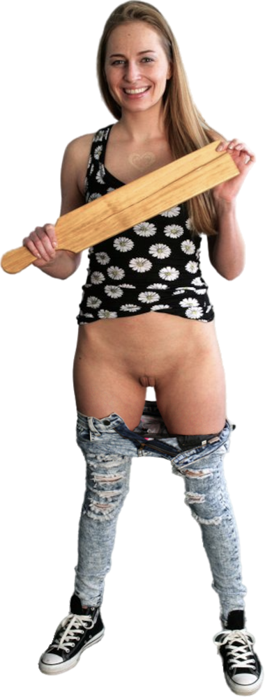 Een studente met lang haar, gekleed in een mouwloos gebloemd topje en gedeeltelijk naar beneden getrokken spijkerbroek, houdt een houten paddle vast.