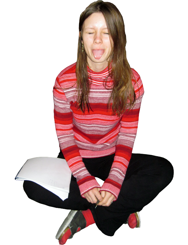 Een studente die een roodgestreepte trui en een zwarte broek draagt, zit met gekruiste benen en steekt zijn tong uit met gesloten ogen. Ze houdt een notitieboekje op haar schoot.