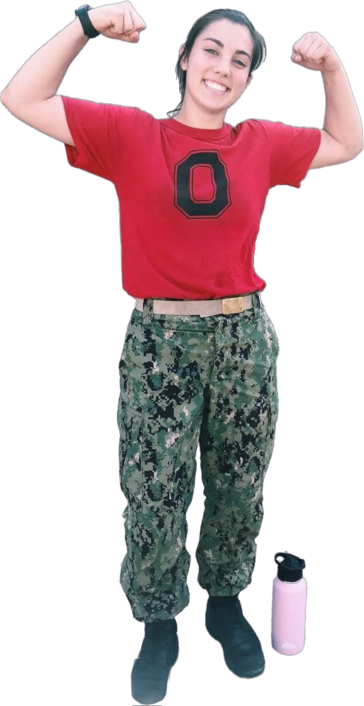 DZOSUnstgr0006 Een persoon buigt zijn armspieren en glimlacht naar de camera. Ze dragen een rood t-shirt met een zwarte
