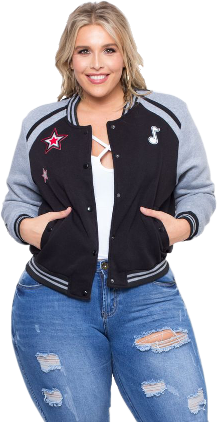 ccs02 Een persoon draagt een zwart-grijs universiteitsjack met patches, een wit shirt en gescheurde blauwe spijkerbroek.