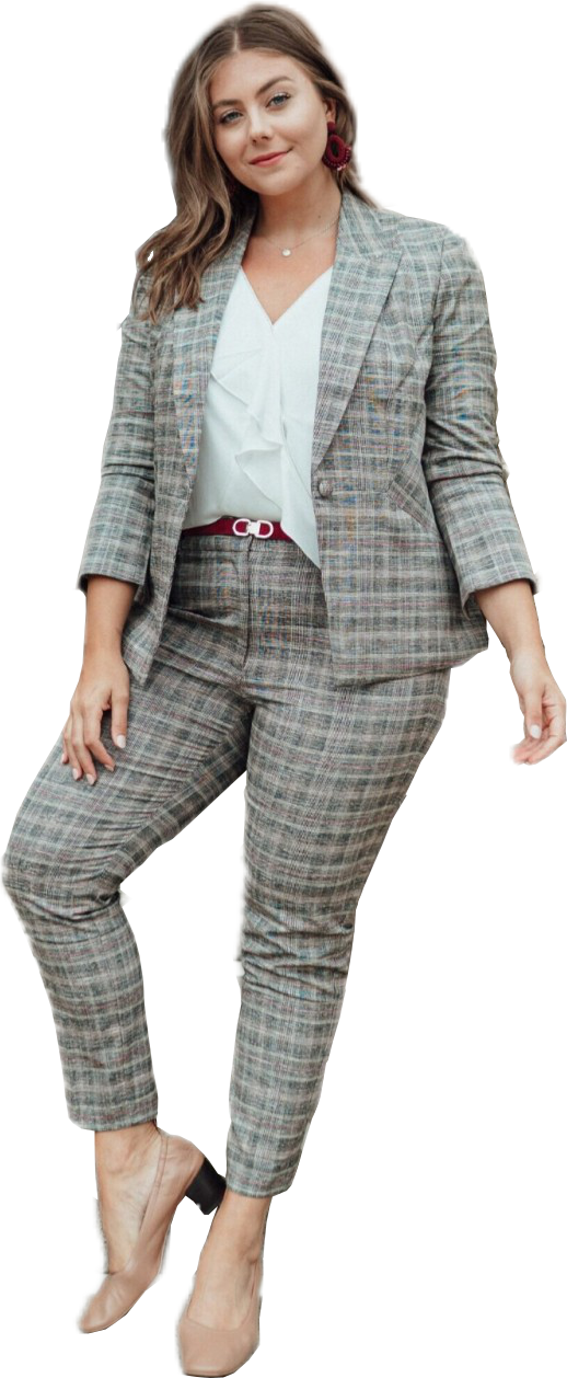 ccs13 Een vrouw staat zelfverzekerd in een grijs geruit pak met een witte blouse en een rode riem, en draagt beige schoenen.
