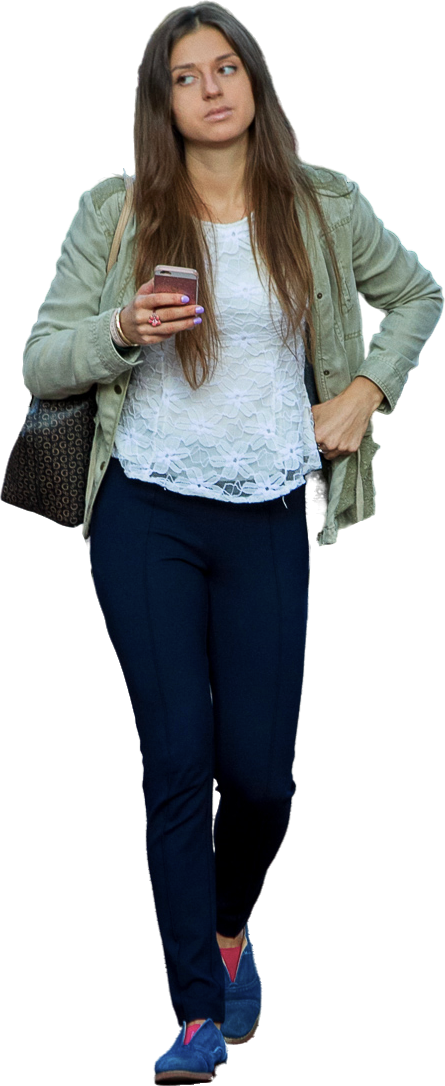 Een jonge vrouw loopt peinzend, haar smartphone heeft ze in haar hand.