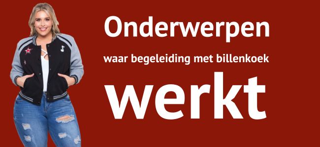 Plus-size vrouw staat en glimlacht naast Nederlandse tekst op een rode achtergrond met de tekst: 