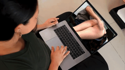 Een jonge vrouw die een video over spanking bekijkt.