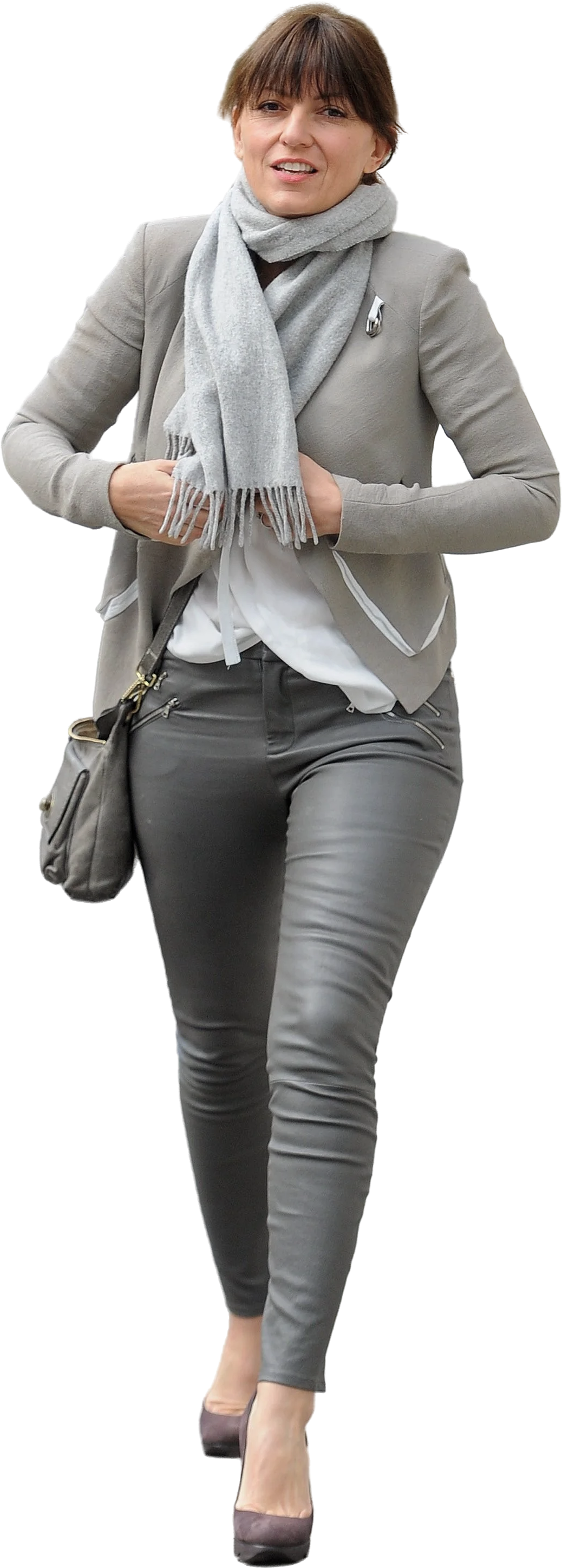 Een vrouw is op weg naar haar werk.