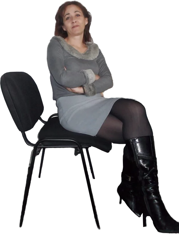 Een vrouw zit op een stoel en kijkt berustend in de camera.