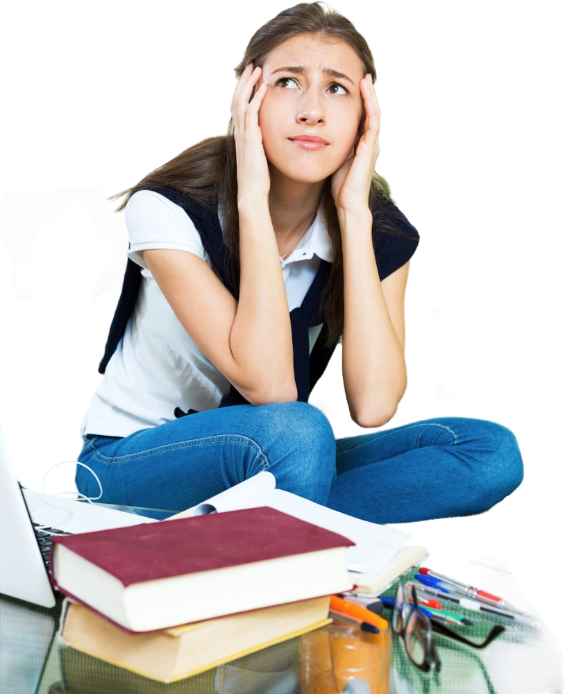 Een studente heeft allemaal studiemateriaal om zich heen en kijkt wanhopig.