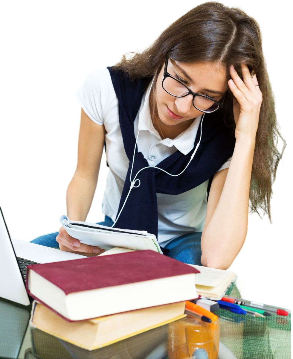 Een studente kijkt vermoeid en wanhopig naar naar studiemateriaal.