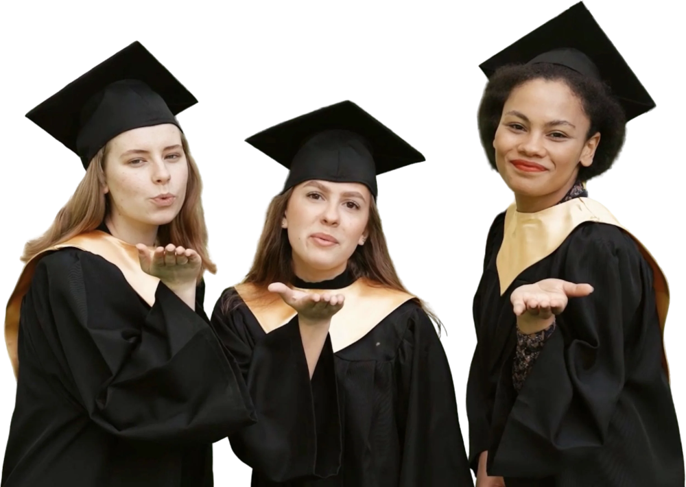 Drie studentes hebben zojuist een einddiploma op de universiteit gehaald.