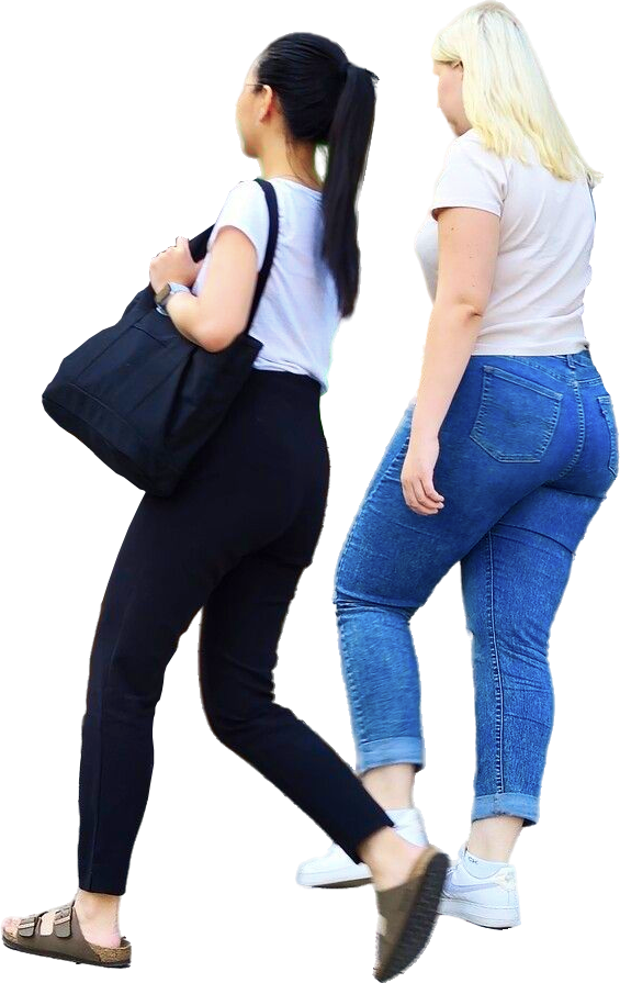 Twee studentes haasten zich omdat ze dreigen te laat te komen.