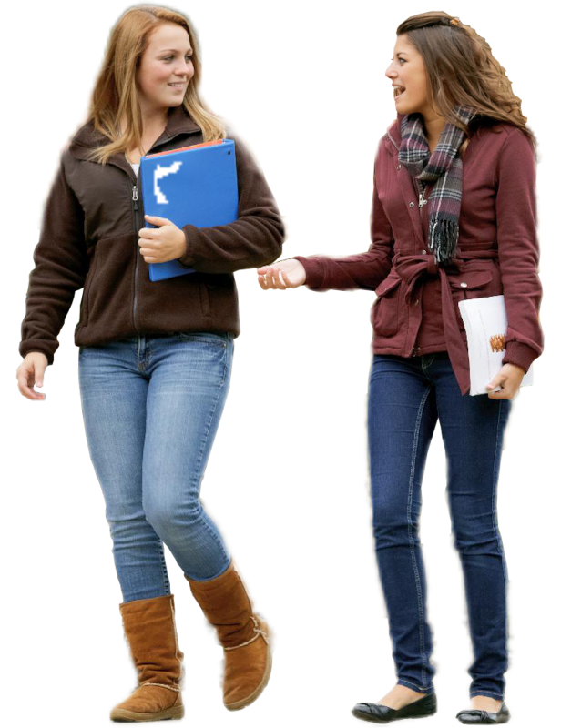 Twee studentes lopen naast elkaar en zijn met elkaar in gesprek.