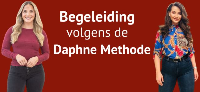 Twee vrouwen staan aan weerszijden van de tekst