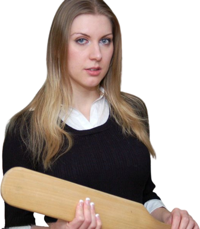 Een jonge vrouw met een zwarte trui en een wit kraagje kijkt in de camera. Ze heeft een paddle in de hand.