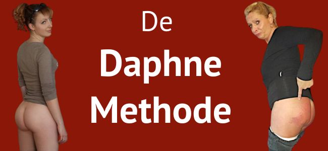 Twee vrouwen staan aan weerszijden van de tekst