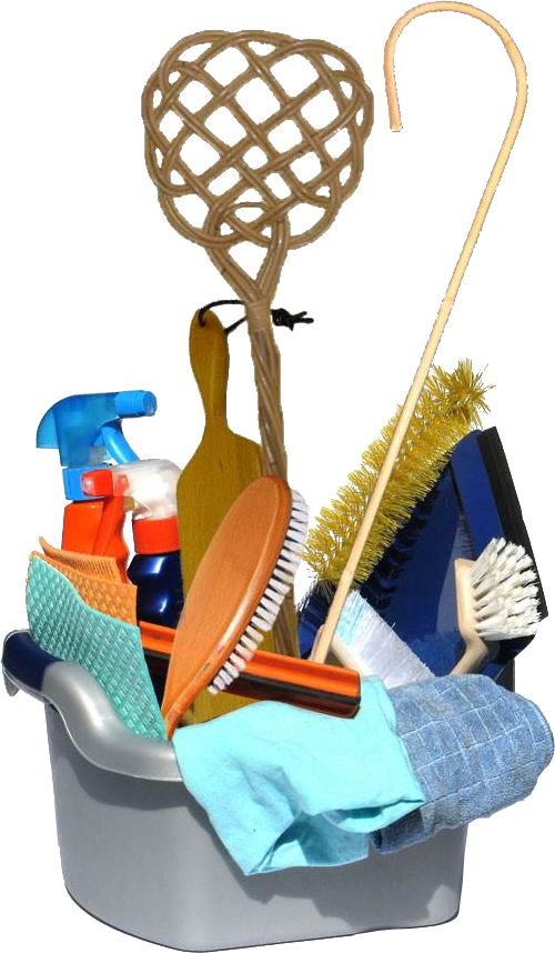 Een mand met schoonmaakmateriaal, zoals poetslappen en allesreiniger, maar ook materiaal om straf op de billen te geven, zoals een mattenklopper, een paddle, en een rietje.