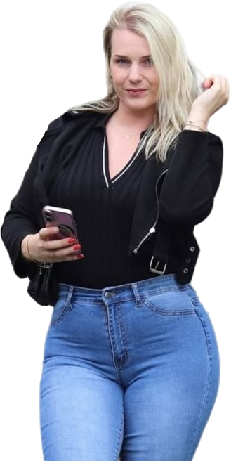 Een vrouw in een spijkerbroek en een kort zwart jasje en een smartphone in haar hand kijkt twijfelend in de camera.