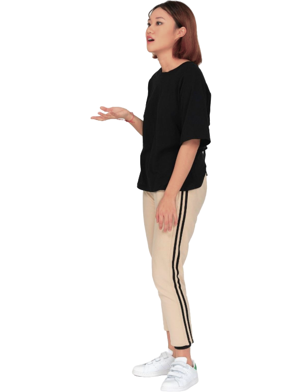 Een vrouw, gekleed in sportkleren, reageert pruilend en protesterend.