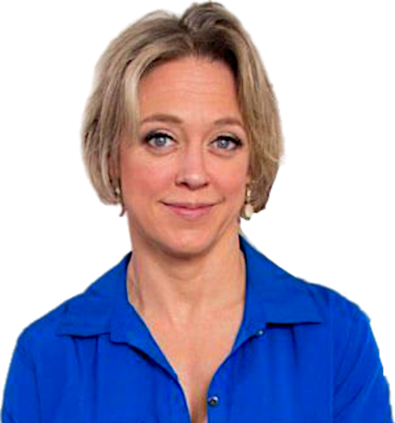 Een vrouw in een donkerblauw shirt kijkt zelfverzekerd in de camera.
