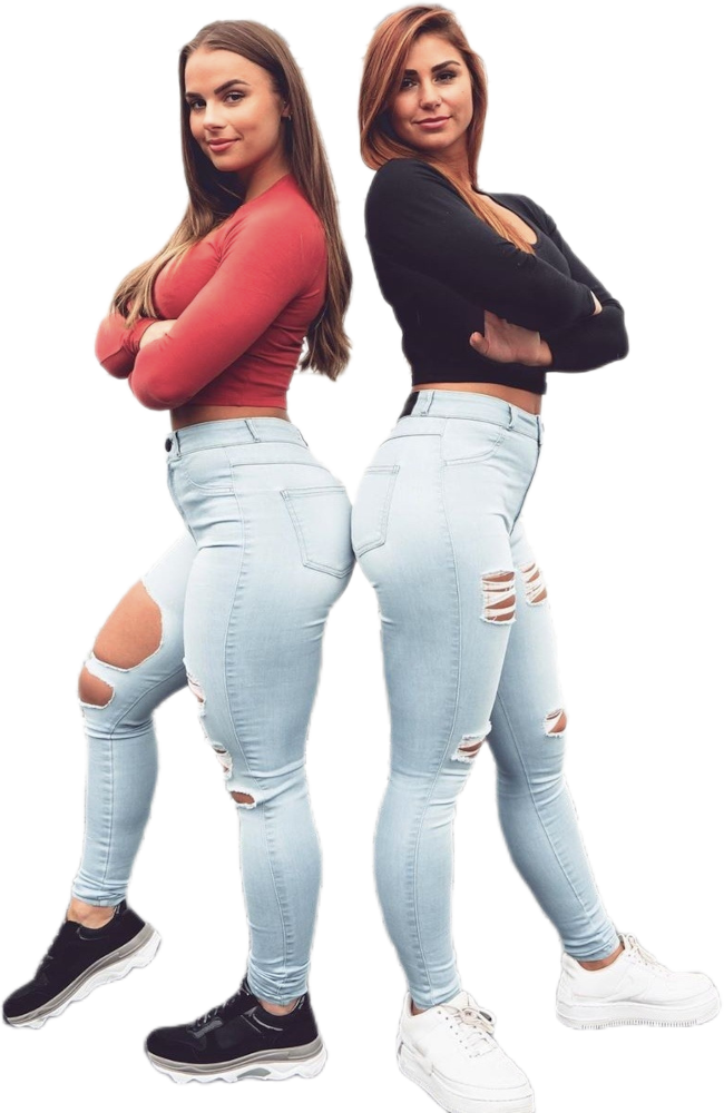 Twee vrouwen staan met de rug tegenover elkaar. Ze hebben hun armen over elkaar en kijken zelfverzekerd in de camera.