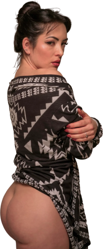 Een vrouw, in een bruine jurk met grijze vlakken, heeft haar billen bloot gemaakt omdat ze straf gaat krijgen. Ze kijkt opzij alsof ze er niet veel zin in heeft, maar ze luistert wel.