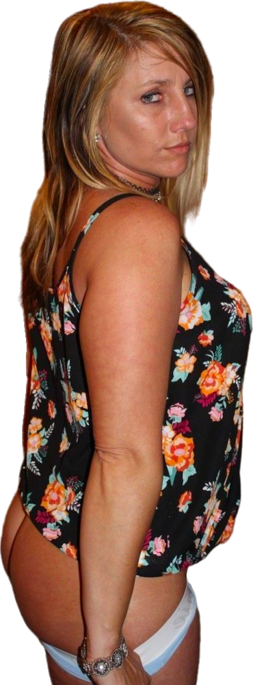 Een vrouw doet haar jurk omhoog en haar onderbroek naar beneden omdat ze op haar billen gaat krijgen. Ze maakt een gelaten indruk.