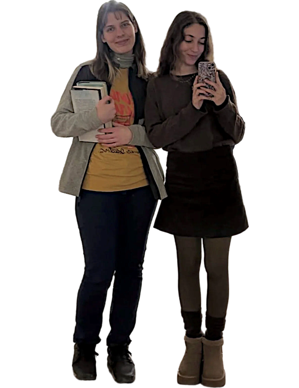 Twee studentes staan naast elkaar. De linker heeft een stapel boeken onder haar arm en de rechter is met haar smartphone bezig.