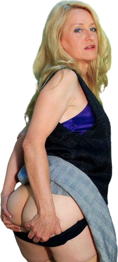 Een vrouw heeft haar rok omhoog en haar onderbroek omlaag gedaan omdat ze op haar blote billen gaat krijgen. Ze houdt haar billen vast.